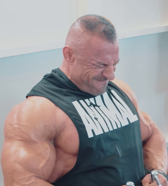 Muscle Lover TurkishCypriot bodybuilder Murat Senyigit