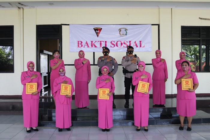 Danmen 1 Paspelopor Berikan Bantuan kepada Nakes Bhayangkari
