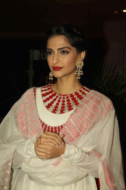 Sonam Kapoor Looks Gorgeous At Film ‘Neerja’ Promotions In Mumbai