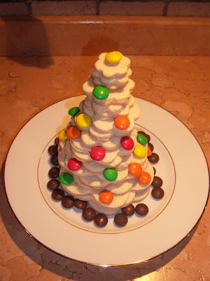 Alberelli di Natale realizzati con biscotti frollini e decorati con Smarties e zuccheri argentati