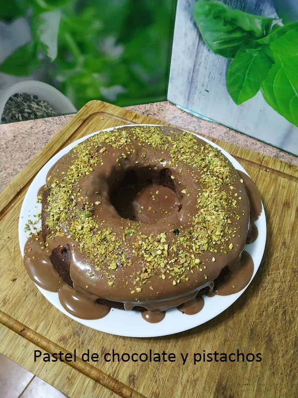 Pastel de chocolate y pistachos