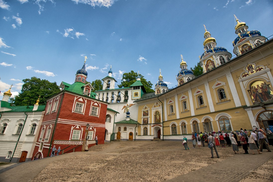 Печерский монастырь посещение. Печерский монастырь посещение. Сретенский храм псково-печерского монастыря фото. Псково-печерская лавра пещеры. Печёрский монастырь в пскове.