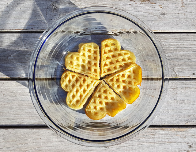 Rezept: Waffel-Schichtdessert mit Beeren. Waffelherzen, die übrig geblieben sind, bzw. Reste vom Waffelessen lassen sich hier gut verwerten!