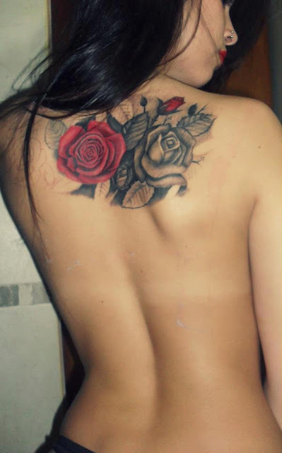 Tatuaje de rosa roja y rosa negra