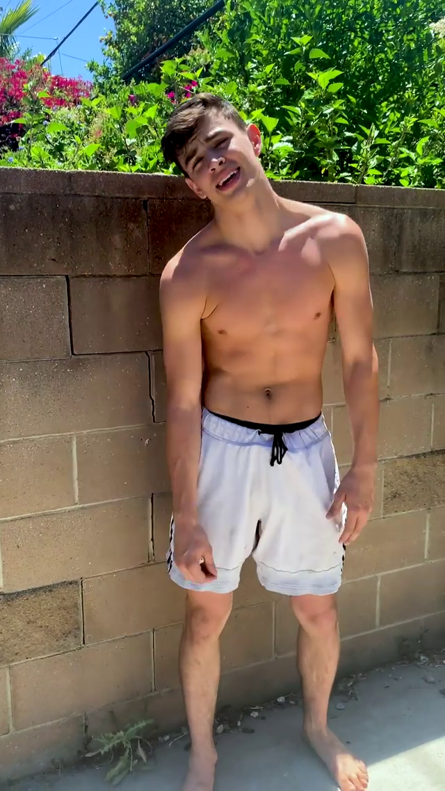 Alexis_Superfan's Shirtless Male Celebs: Hayes Grier shirtless workout on IG