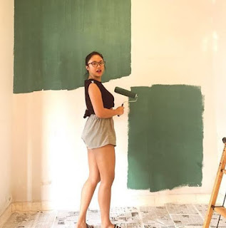 Marion Jola sedang cat rumah