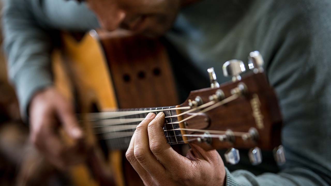 Tips Agar Mudah Belajar Bermain Gitar Untuk Pemula Tips Agar Mudah Belajar Bermain Gitar Untuk Pemula