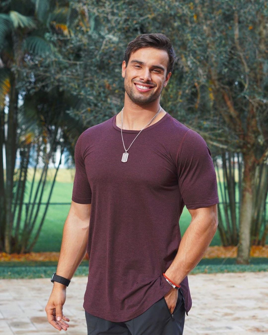 cute-brazilian-guys-smiling-fit-muscular-hunk
