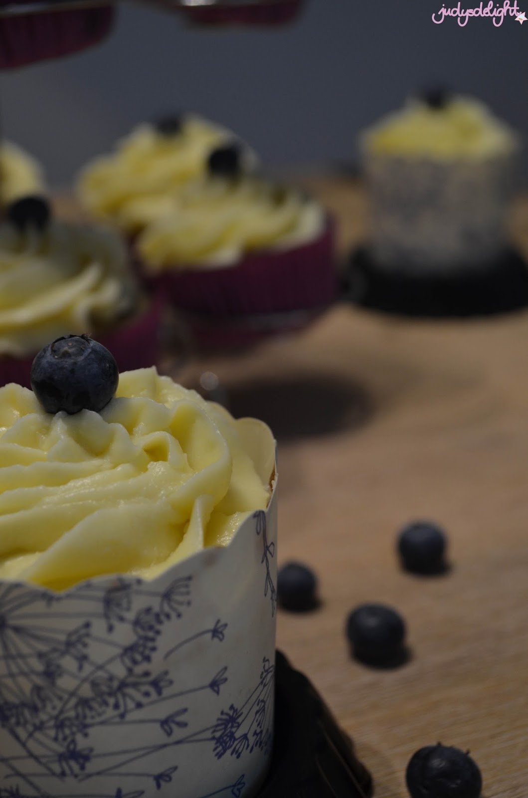 Heidelbeer Cupcakes mit weißer Schokolade im Topping | judysdelight