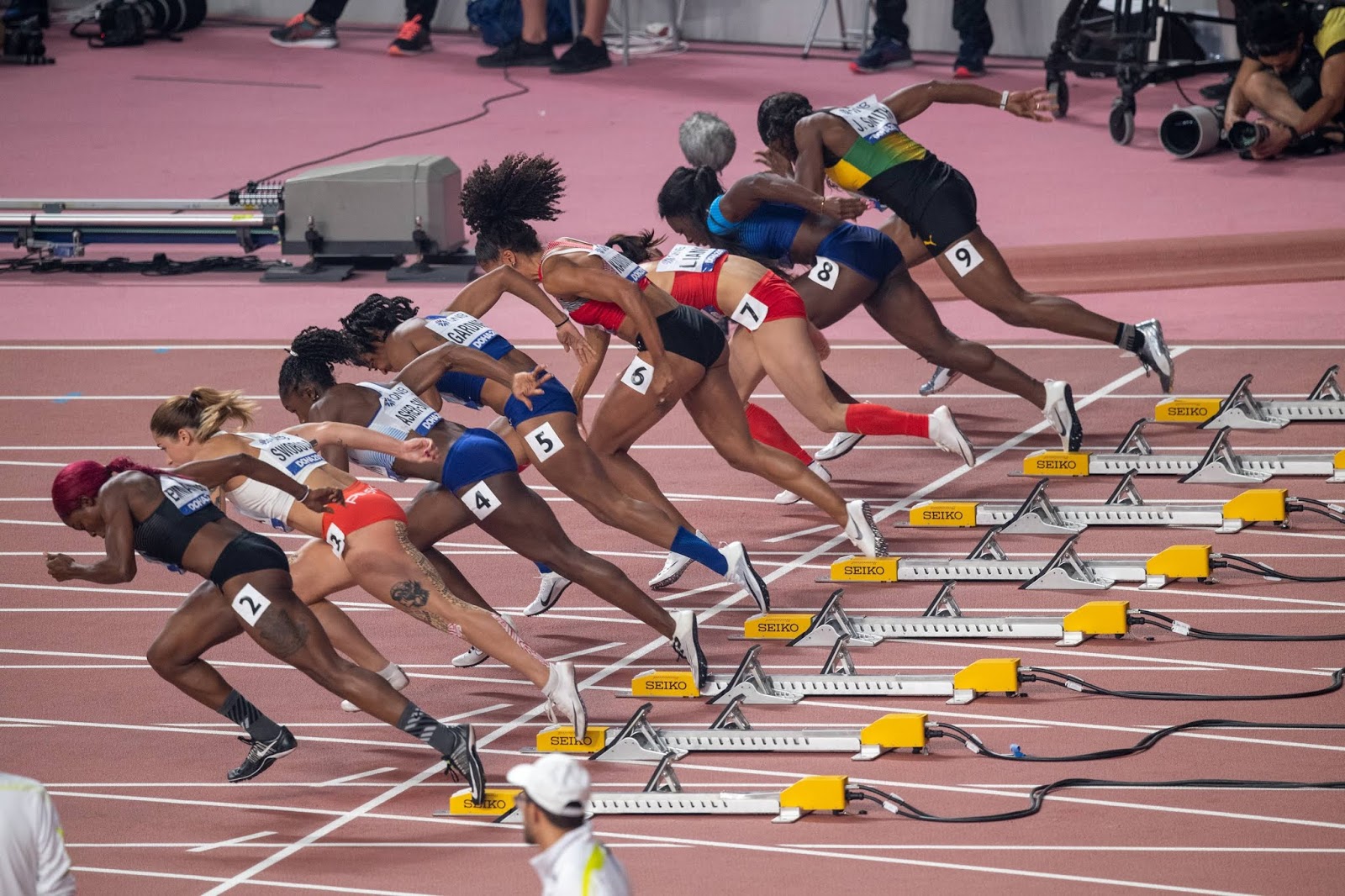 Спортидент результаты. Спринт 100 метров женщины. Бегуньи на старте. Легкая атлетика спринт женщины. Легкоатлет на старте.