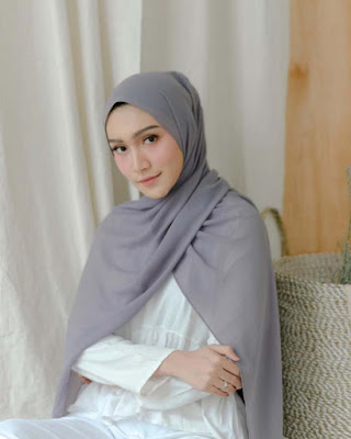 Melody Prima cantik dengan jilbab pashmina abu-abu