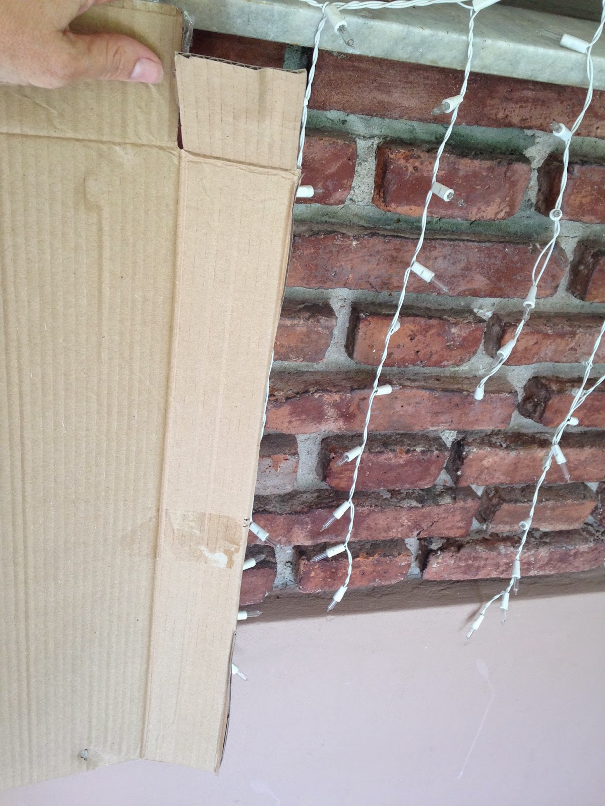 Una vez fijo el primer extremo, ir envolviendo en el cartón toda la