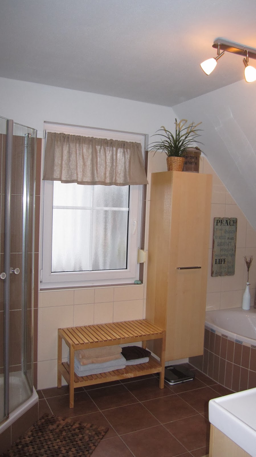 Kleines gelbes Haus: Badezimmer mit Strand Flair