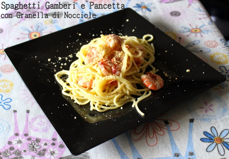 spaghetti gamberi e pancetta con granella di nocciole per the
recipe-tionist di ottobre