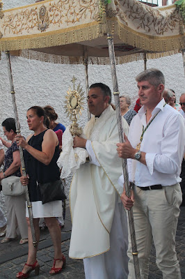 Don Iván Carrera Orellana en la procesión del Corpus Chico en Olvera