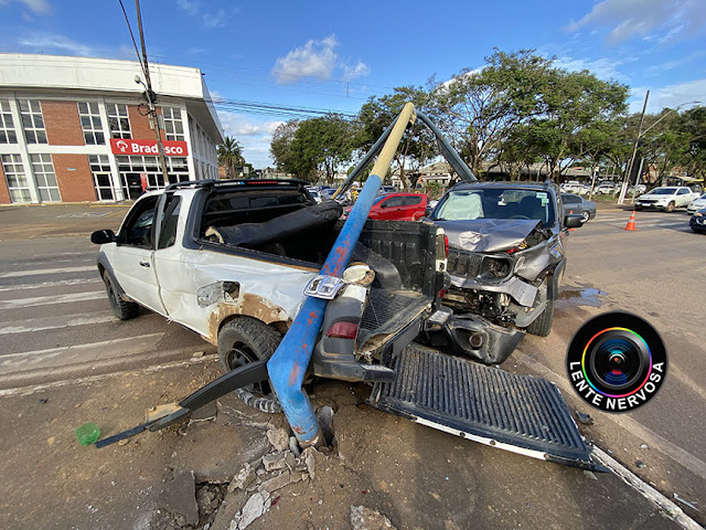 Semáforo é derrubado por veículo em grave acidente na Avenida Jorge Teixeira - FOTOS E VÍDEO
