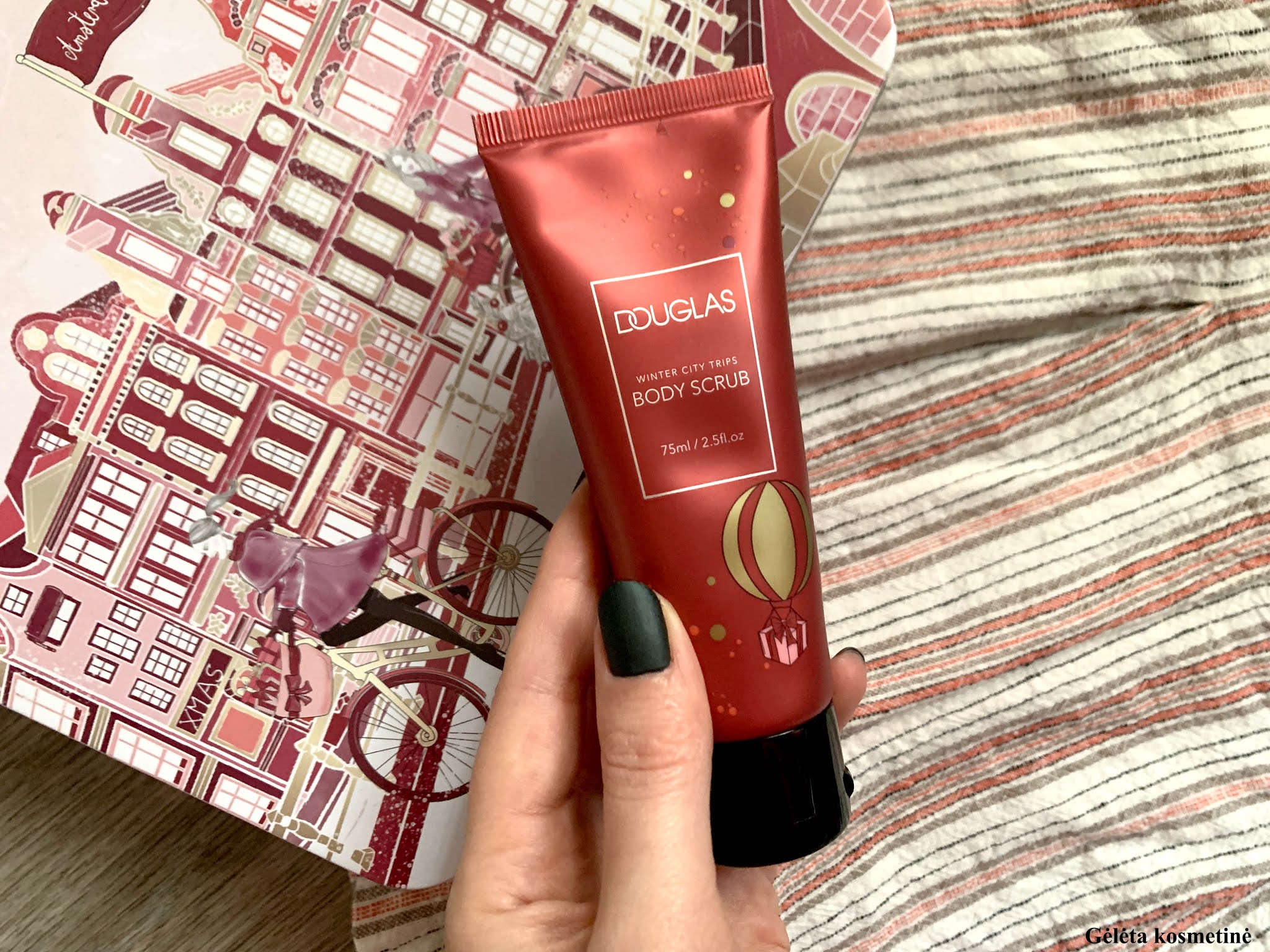 DOUGLAS Winter City Trips kūno šveitiklis su pušų ir granatų aromatu