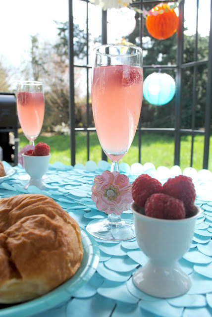 Sunny Easter brunch inspiration at FizzyParty.com 