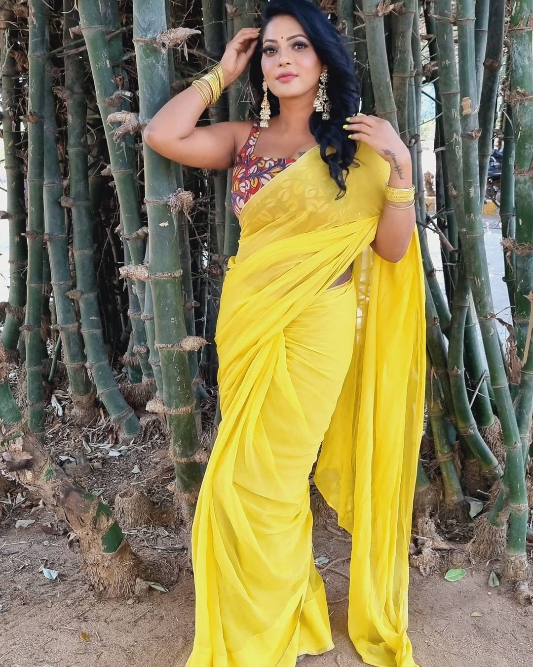 Reshma Pasupuleti Hot Pics Stills In Yellow Saree Photos - PicsHitz.com ...