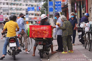 Bánh mì Sài Gòn - "Lâm ống húc" rong ruổi khắp TPHCM tặng bánh cho người nghèo