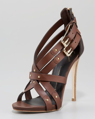 Desejo do dia - Sandálias castanhas com tachas douradas de Giuseppe Zanotti 