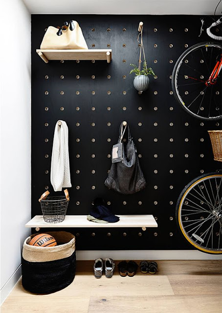 Delikli siyah pegboard duvar Delikli siyah pegboard duvar