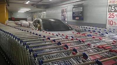 Auto mal estacionado en el supermercado de argentina