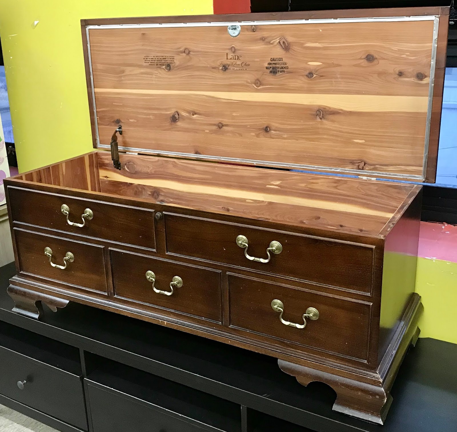 Uhuru Furniture & Collectibles 469464 Lane Cedar Chest 95 SOLD