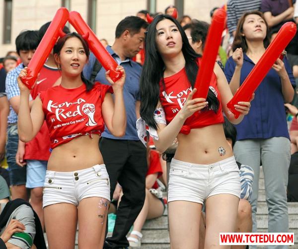 Cổ động viên Hàn Quốc xinh đẹp mặc “mát mẻ” đi xem bóng đá
