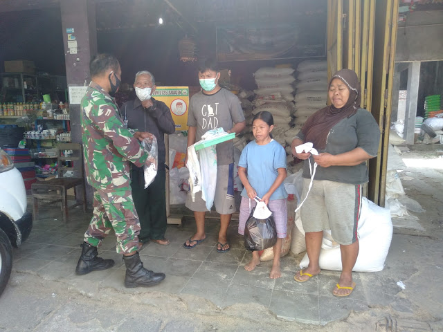Aksi Babinsa Bagikan Masker Upaya Memberikan Kesadaran Kepada Warga