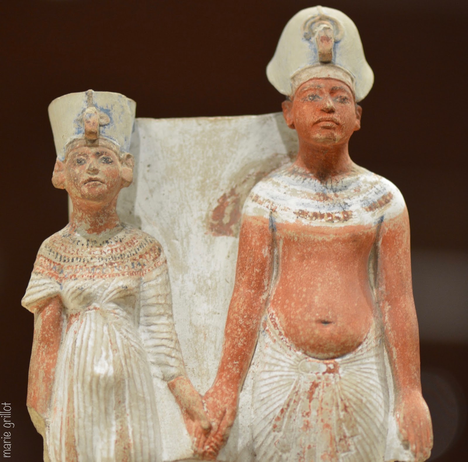 égyptophile Nefertiti une statuette de la "belle est venue" au Louvre