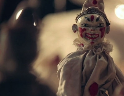 http://bloody-disgusting.com/videos/3315427/super-scary-clown-teased-ash-freak-show-opening-credits/
