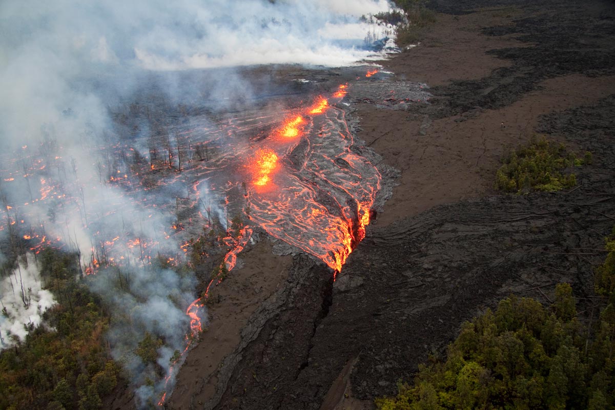 Извержение вулканов и сильные землетрясения происходят. Гавайи вулкан Килауэа. Извержение вулкана Килауэа. Килауэа – Гавайи – США. Извержение вулкана на Гавайях.