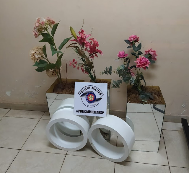 Homem tenta furtar TV e objetos decorativos de motel, mas camareiras percebem e ele acaba Preso pela Polícia Militar Homem tenta furtar TV e objetos decorativos de motel, mas camareiras percebem e ele acaba Preso pela Polícia Militar