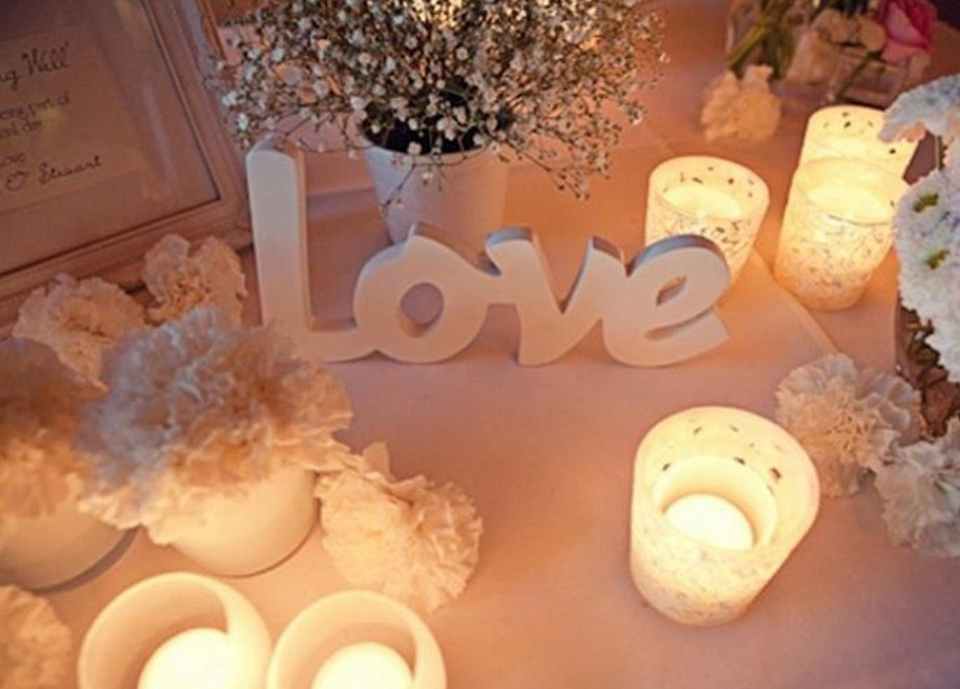 La palabra love en una celebración romántica no debe faltar para crear