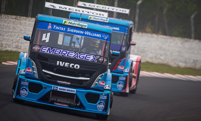 Caminhões IVECO prontos para maratona da Copa Truck em Curitiba (PR)
