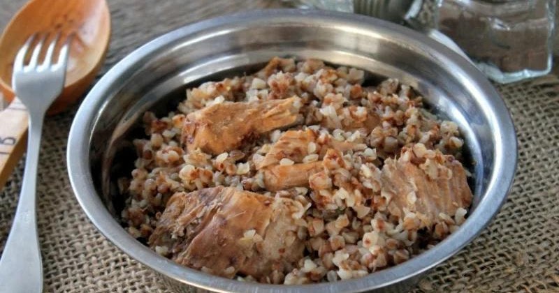 Как делать гречку с тушенкой. Гречка с тушенкой по армейски. Гречневая каша с тушенкой. Гречка с тушенкой. Гречка с тушенкой.