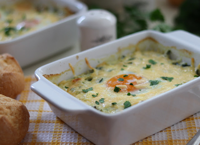 Шпинат запеченный со сливками, сыром и яйцом