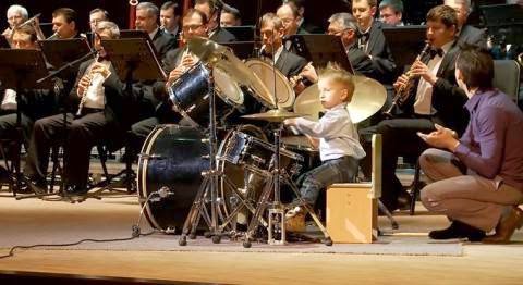 Recently downpour hostage Video Bambino prodigio di 3 anni suona la Batteria con una Orchestra, il  can-can “Orfeo all'Inferno” di Jacques Offenbach