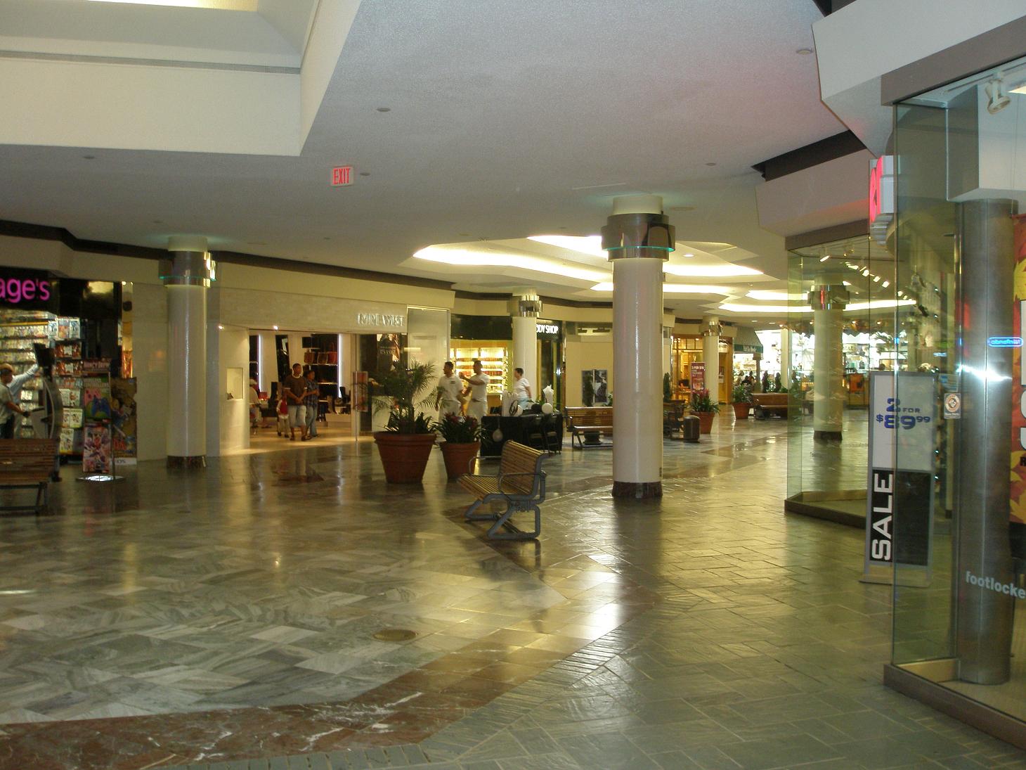 Metro Detroit Shopping: Lakeside Mall