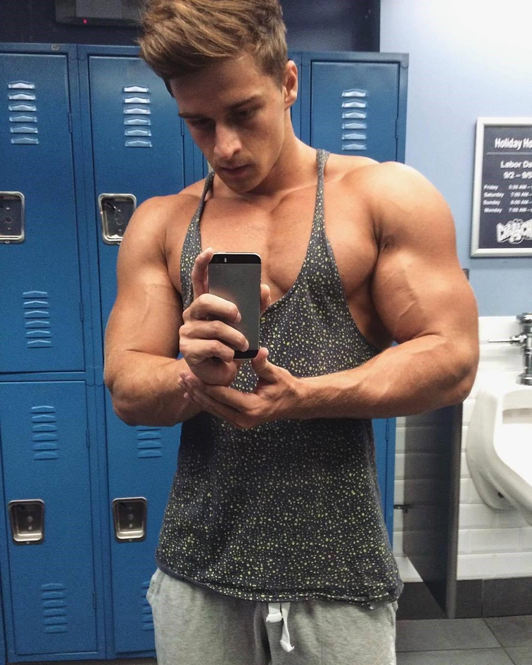 sexy-locker-room-bro-pavel-pivovarcik-gym-male-biceps-selfie