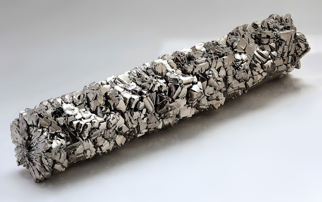 التيتانيوم أبيض رمادي فضي يستخدم التيتانيوم في السبائك القوية خفيفة الوزن وخصوصاً مع الحديد والألومنيوم