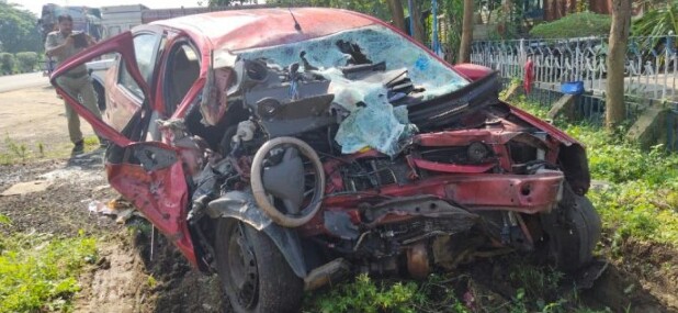 বালি বোঝাই গাড়ির ধাক্কায় দুমড়ে মুচড়ে চারচাকা, মৃত ৪পুলিশ কর্মী 1 বালি বোঝাই গাড়ির ধাক্কায় দুমড়ে মুচড়ে চারচাকা, মৃত ৪পুলিশ কর্মী