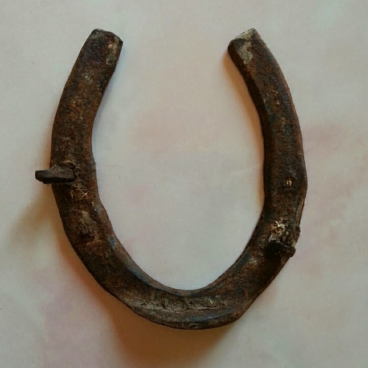 ratu pantai selatan: ladam / tapal kuda bekas