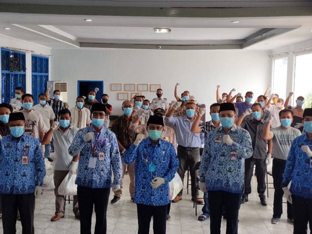 Gubernur Jambi H.Fachrori Umar Menyerahkan 100 Paket Sembako Untuk Supir Angkutan Kota Dalam Provinsi (AKDP) Di Jambi Gubernur Jambi H.Fachrori Umar Menyerahkan 100 Paket Sembako Untuk Supir Angkutan Kota Dalam Provinsi (AKDP) Di Jambi