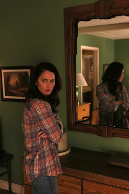 Robin Tunney in Looking Glass