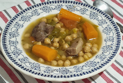 ~ Cocido de garbanzos con ternera ~  Siurons i carn de vedella ~