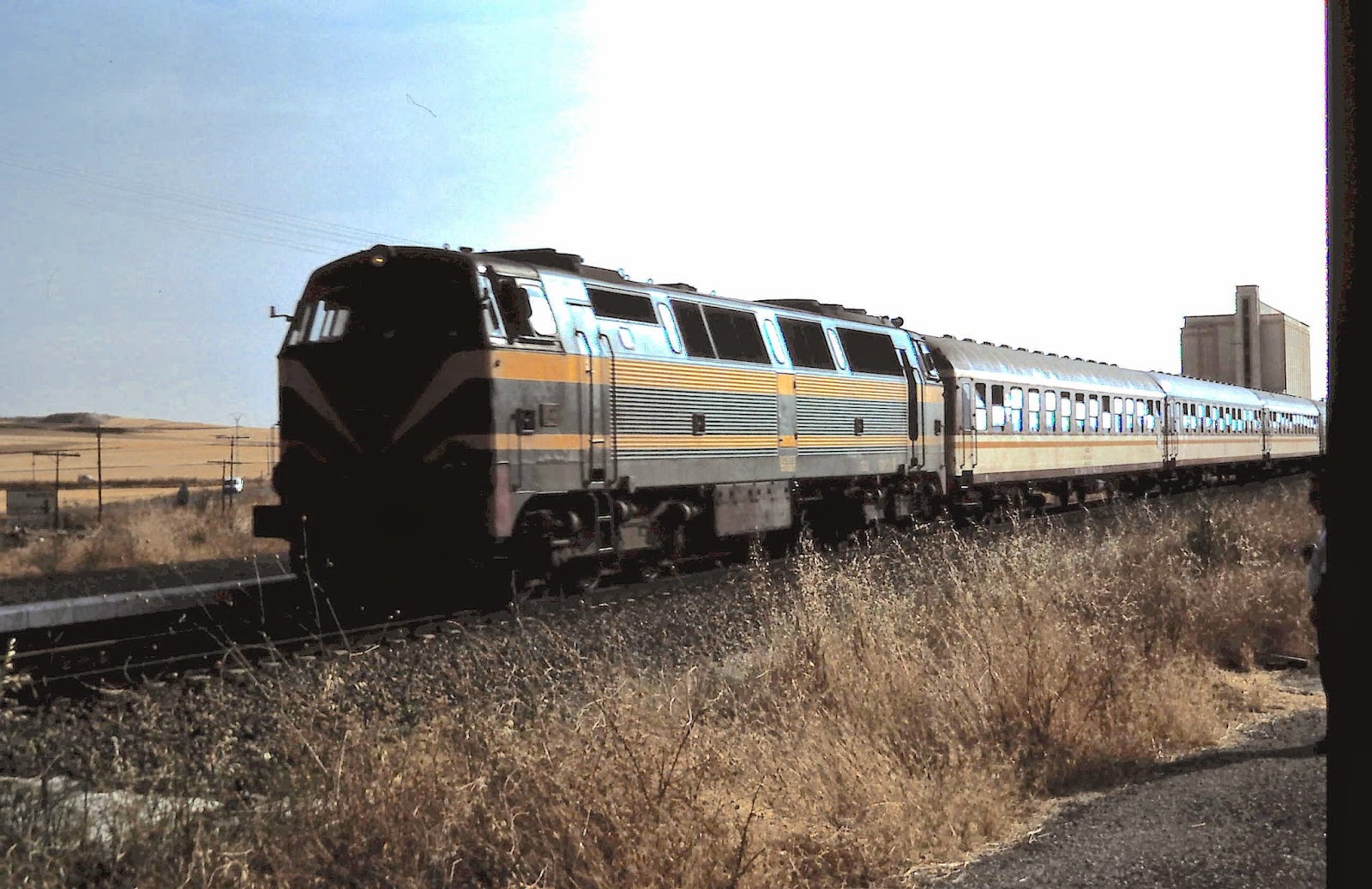 Trenes y tiempos Las 333, eficaces, poderosas... (RENFE 333001/093