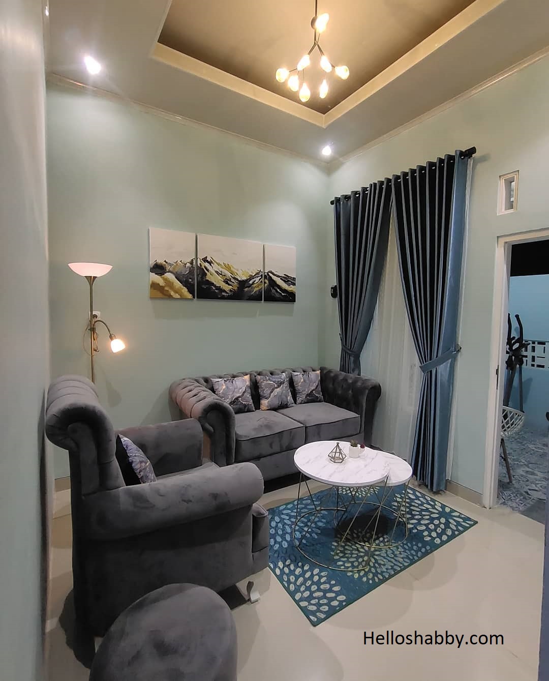 dekorasi ruang tamu tema biru putih sliding door - Dawn Peterson