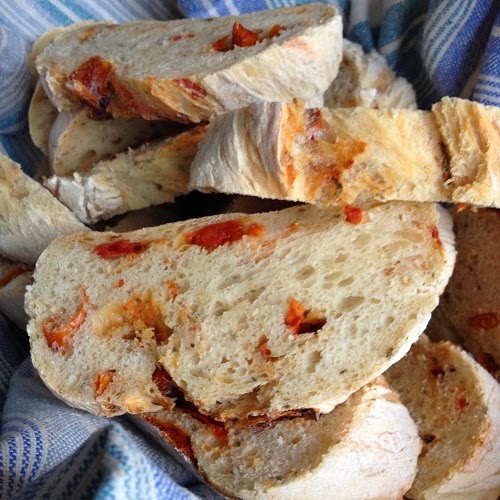 Übernacht-Tomatenbrot ~ Baguette mit getrockneten Tomaten in der Übernachtmethode